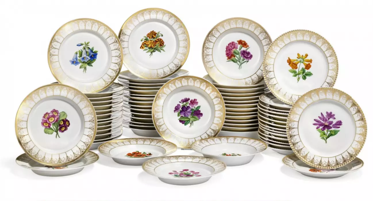 Service en porcelaine allemande KPM. 96 articles. Berlin. Allemagne. Vers 1835. 