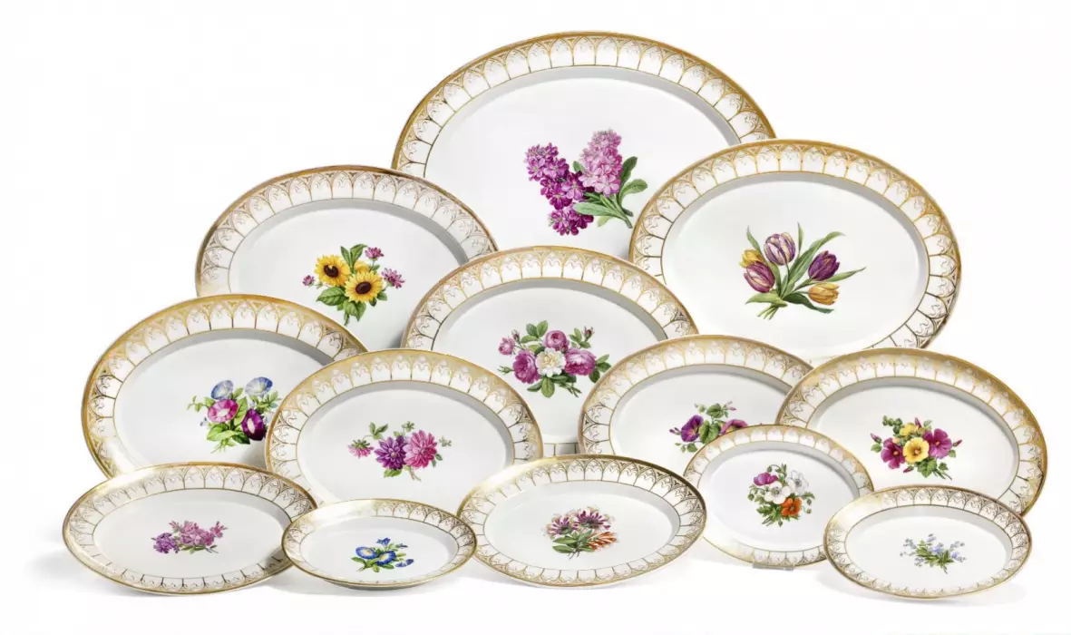 Service en porcelaine allemande KPM. 96 articles. Berlin. Allemagne. Vers 1835. 