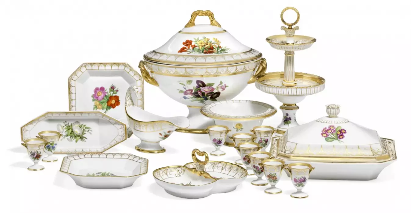 Service en porcelaine allemande KPM. 96 articles. Berlin. Allemagne. Vers 1835. 