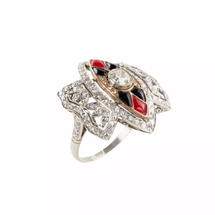 Bague en platine avec or, diamants, agate et corail. 