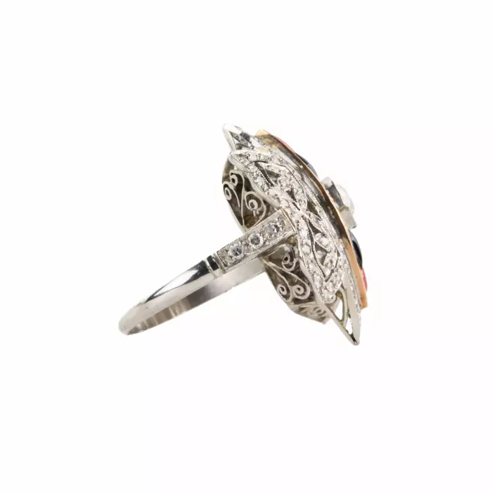 Bague en platine avec or, diamants, agate et corail. 