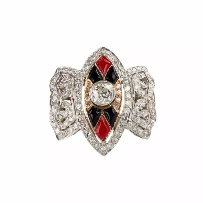 Bague en platine avec or, diamants, agate et corail. 