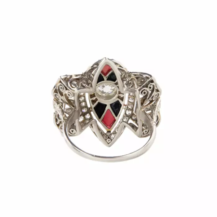 Bague en platine avec or, diamants, agate et corail. 