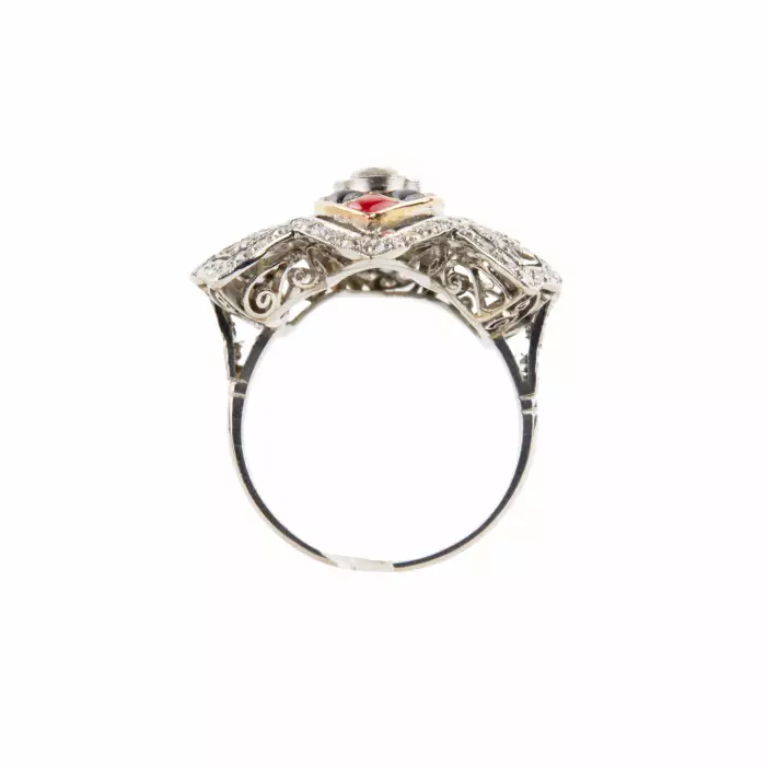 Bague en platine avec or, diamants, agate et corail. 