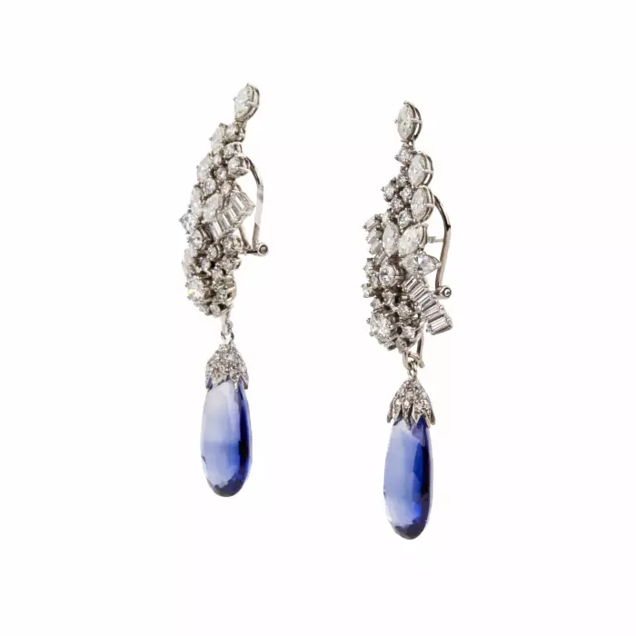 Boucles d`oreilles en or avec diamants et saphirs 