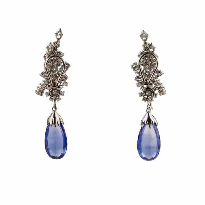 Boucles d`oreilles en or avec diamants et saphirs 
