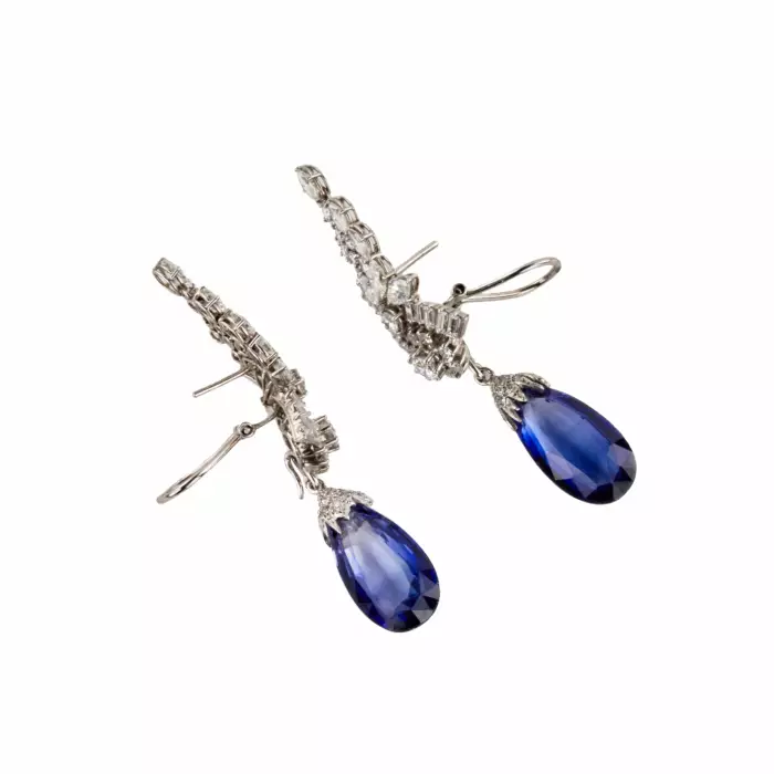 Boucles d`oreilles en or avec diamants et saphirs 