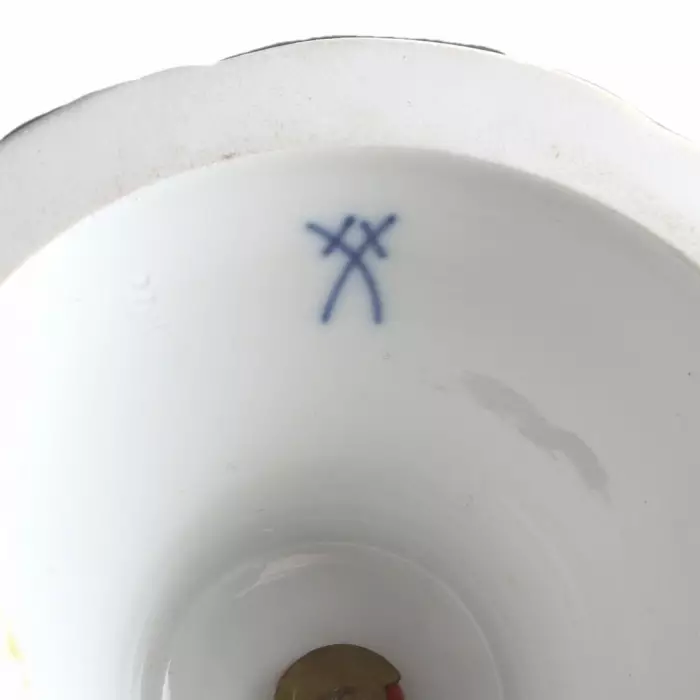 Vase de Meissen peint à cartouches d`or et de cobalt. 