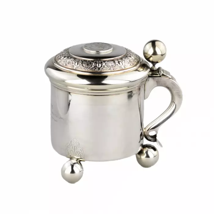 Chope  tasse de bière en argent.