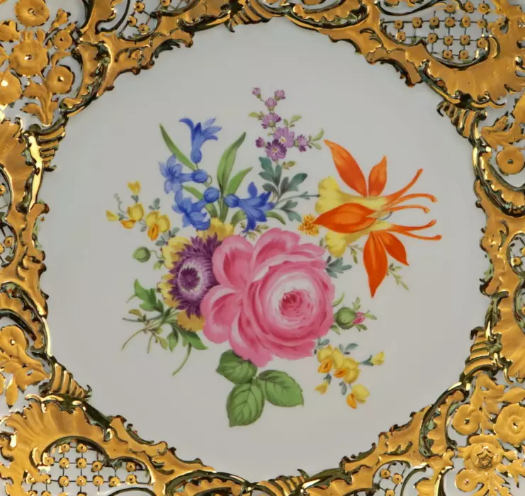 Magnificent Meissen porcelain dish. 