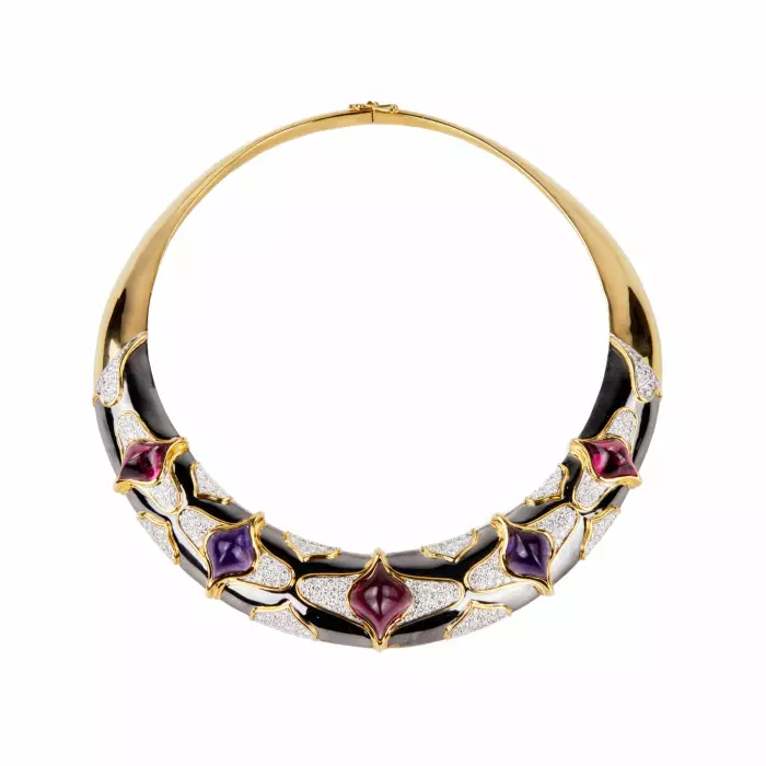 Bijoux en or impressionnants sertis d`amethystes et de diamants. 