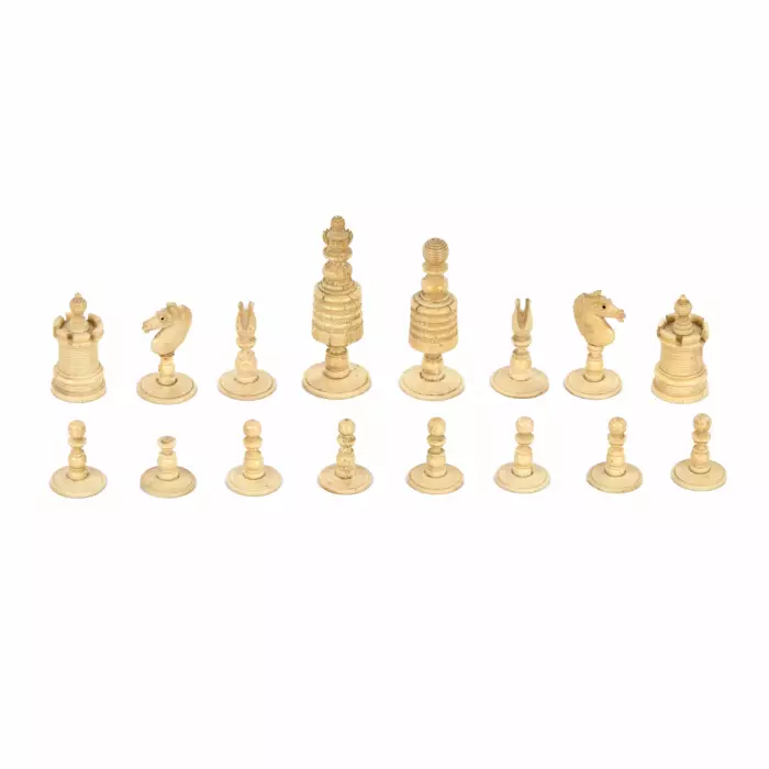 Ensemble de pièces d`echecs. Os, os peint. Europe 19ème siècle. 