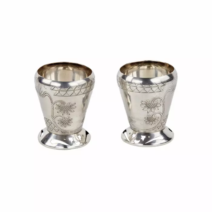 PAIR OF RUSSIAN SILVER SHOT CUPS IN THE ART NOUVEAU STYLE. FIFTH MOSCOW ARTEL. MOSCOW, 1908–1917