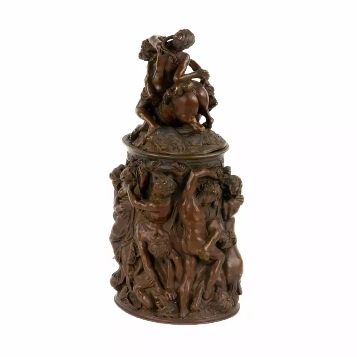 Tobacco pot of patinated bronze Battle of centaurs with Lapiths. 