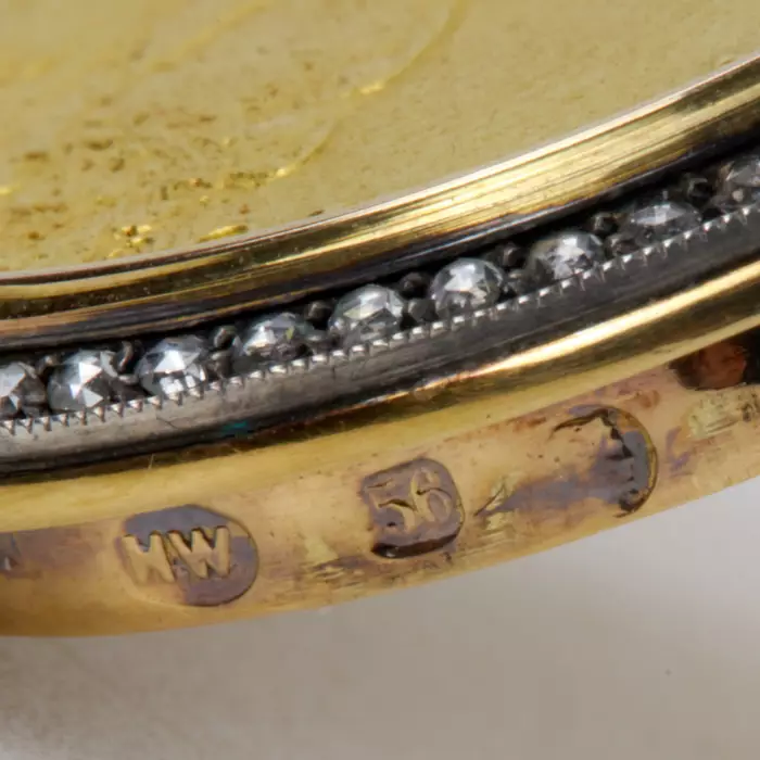 Tabatière russe en or, agate avec diamants. Henrik Wigström, Saint-Petersbourg 1908-1917. 