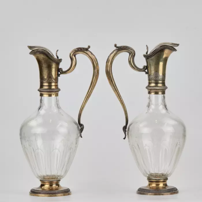 Paire d`elegantes verseuses en verre à l`argent dore. ODIOT. Fin du 19ème siècle. 