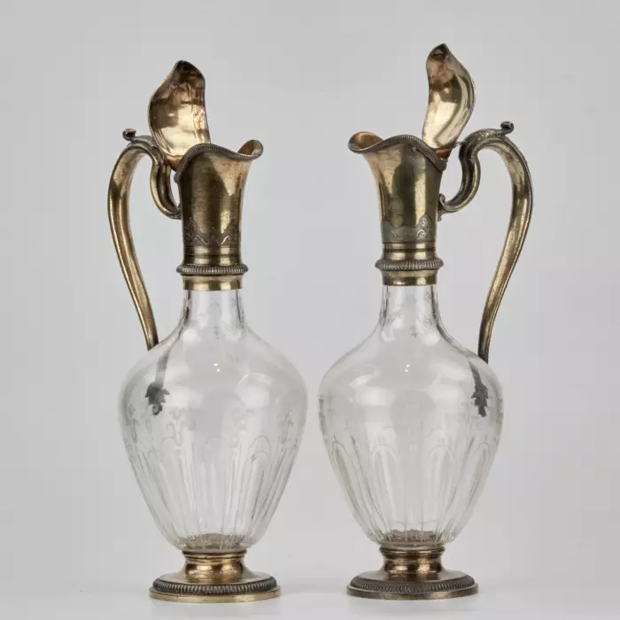 Paire d`elegantes verseuses en verre à l`argent dore. ODIOT. Fin du 19ème siècle. 