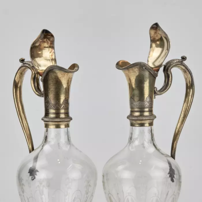 Paire d`elegantes verseuses en verre à l`argent dore. ODIOT. Fin du 19ème siècle. 