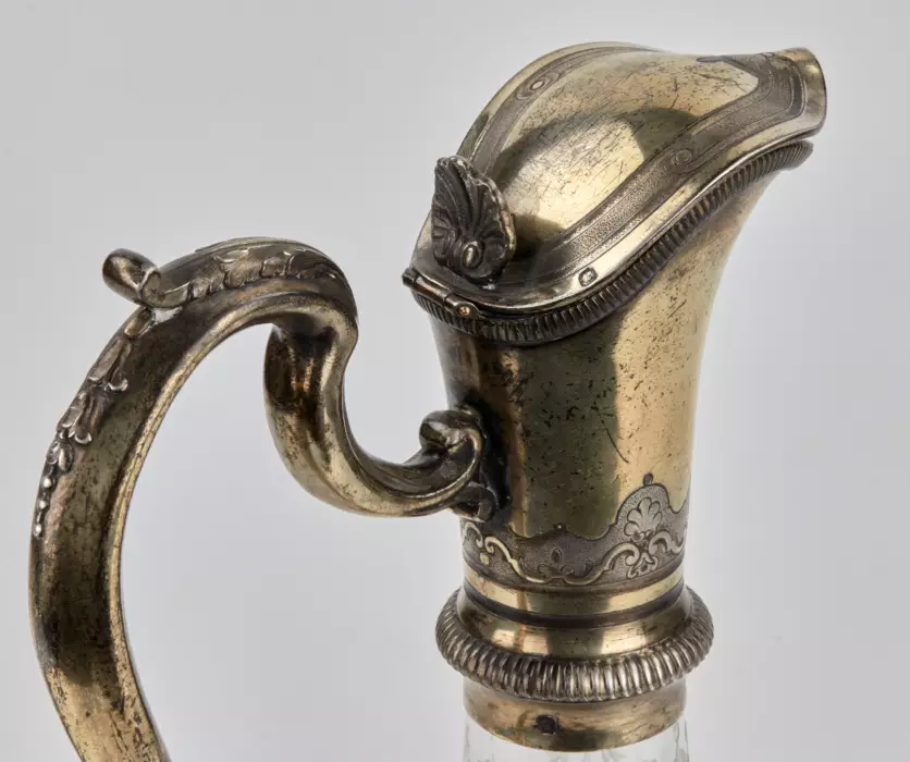 Paire d`elegantes verseuses en verre à l`argent dore. ODIOT. Fin du 19ème siècle. 