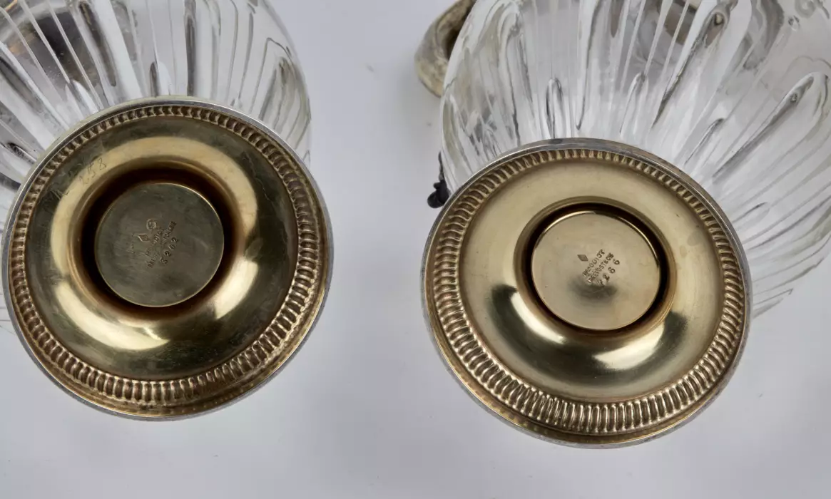 Paire d`elegantes verseuses en verre à l`argent dore. ODIOT. Fin du 19ème siècle. 