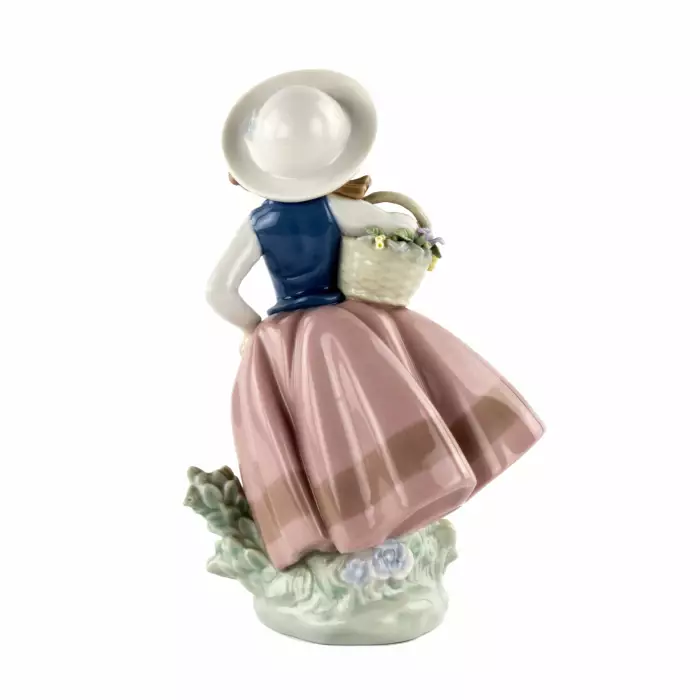 Daisa girl with a flower basket. Lladro. 