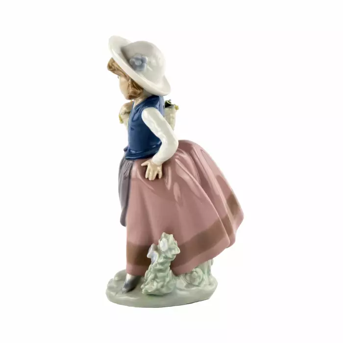Daisa girl with a flower basket. Lladro. 
