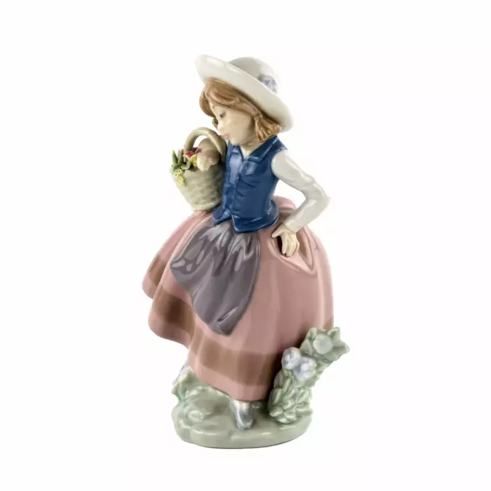 Daisa girl with a flower basket. Lladro. 