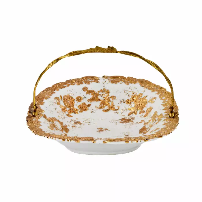 Plat en porcelaine de Meissen avec anse en metal. 