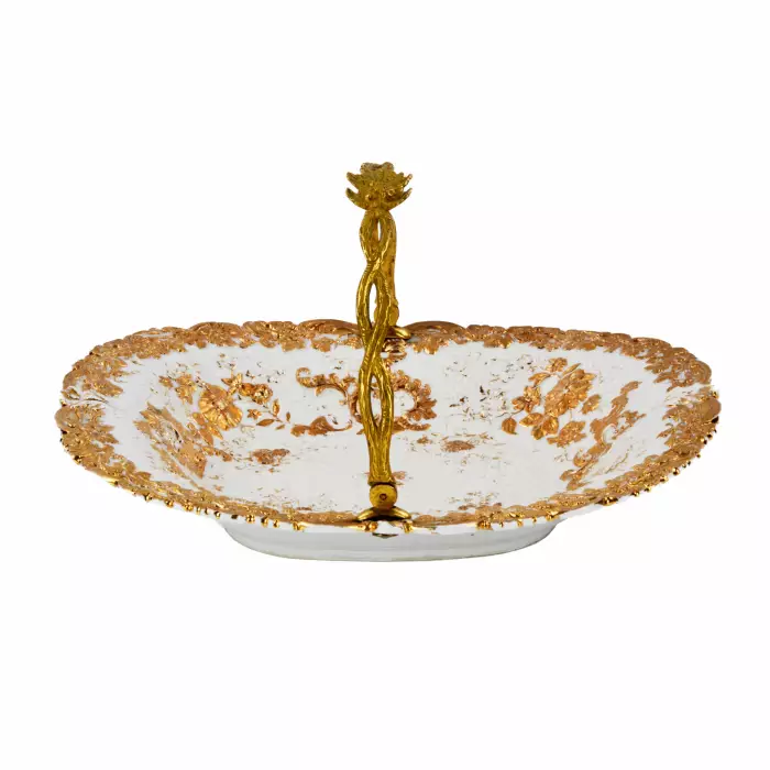 Plat en porcelaine de Meissen avec anse en metal. 
