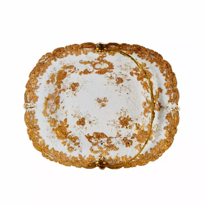 Plat en porcelaine de Meissen avec anse en metal. 