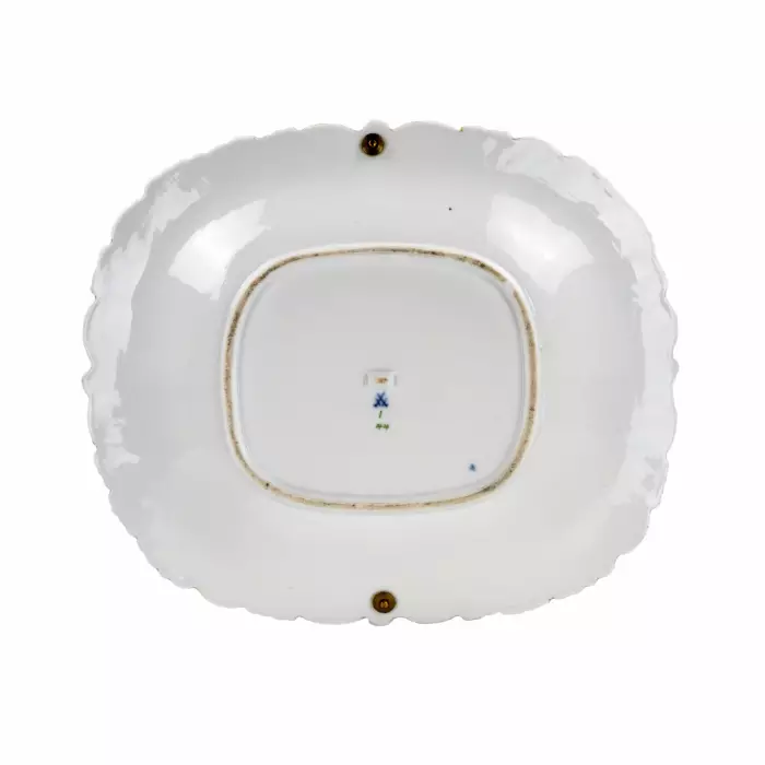 Plat en porcelaine de Meissen avec anse en metal. 