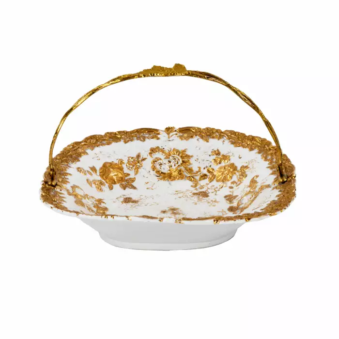 Plat en porcelaine de Meissen avec anse en metal. 