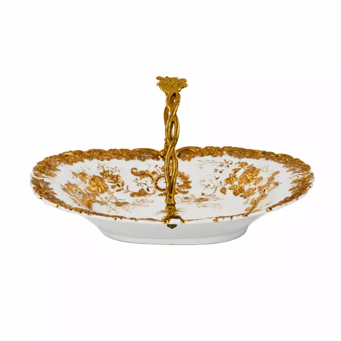 Plat en porcelaine de Meissen avec anse en metal. 