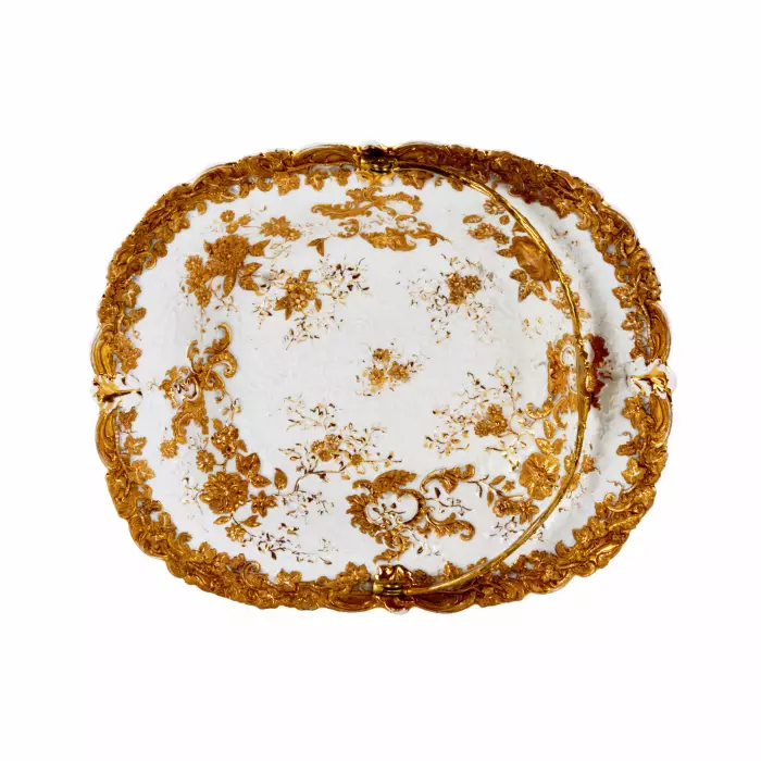 Plat en porcelaine de Meissen avec anse en metal. 