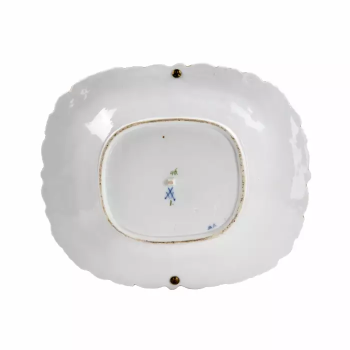 Plat en porcelaine de Meissen avec anse en metal. 