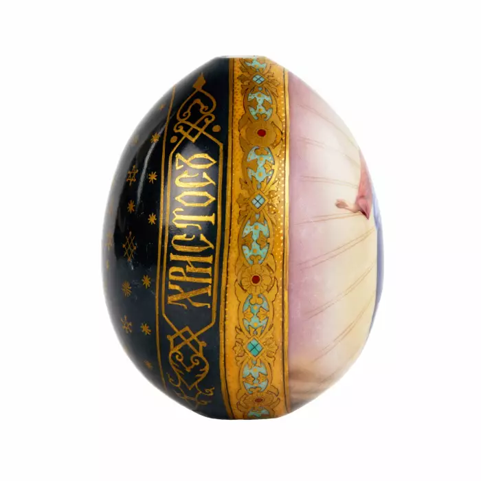 GRAND OEUF DE PÂQUES EN PORCELAINE XIXème siècle. 