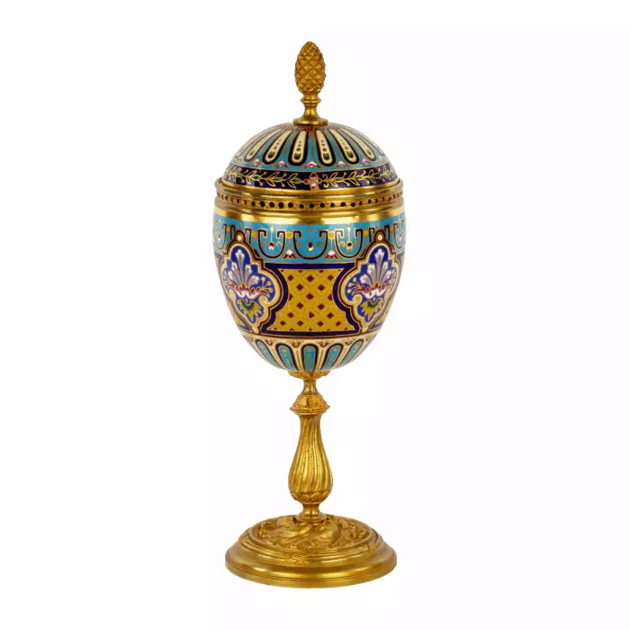 Gobelet français en bronze à decor emaille. 19ème siècle. 