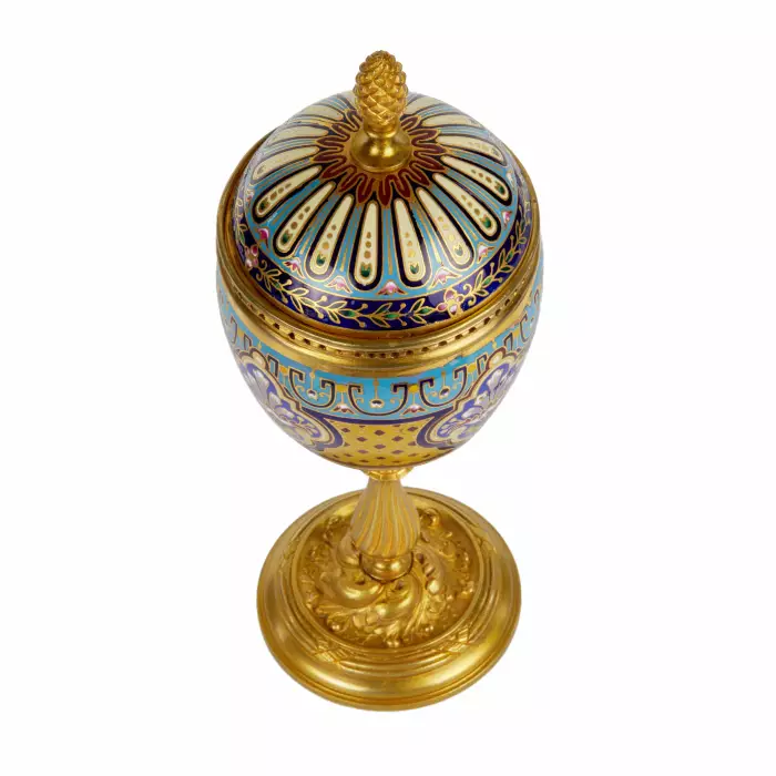 Gobelet français en bronze à decor emaille. 19ème siècle. 