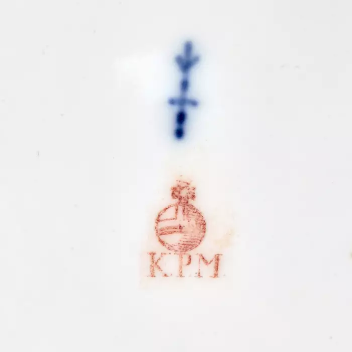 Service en porcelaine allemande KPM. 96 articles. Berlin. Allemagne. Vers 1835. 