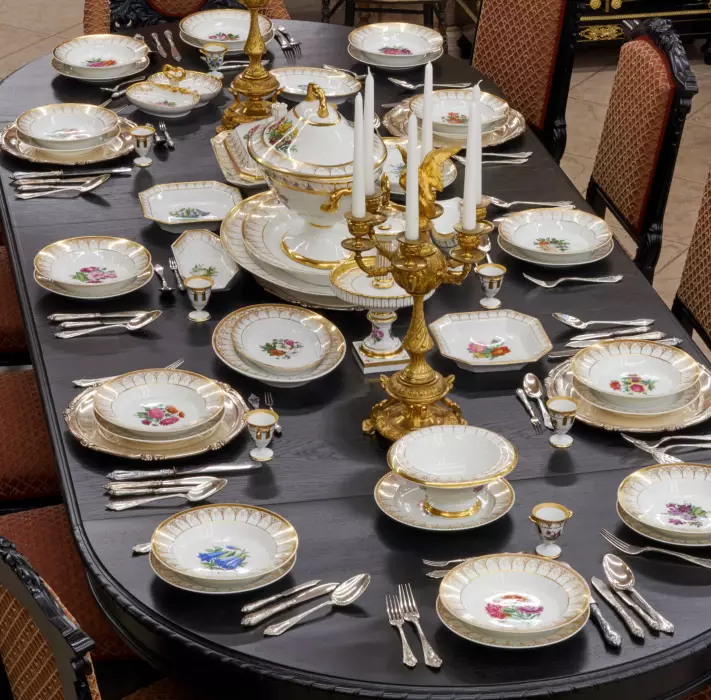 Service en porcelaine allemande KPM. 96 articles. Berlin. Allemagne. Vers 1835. 