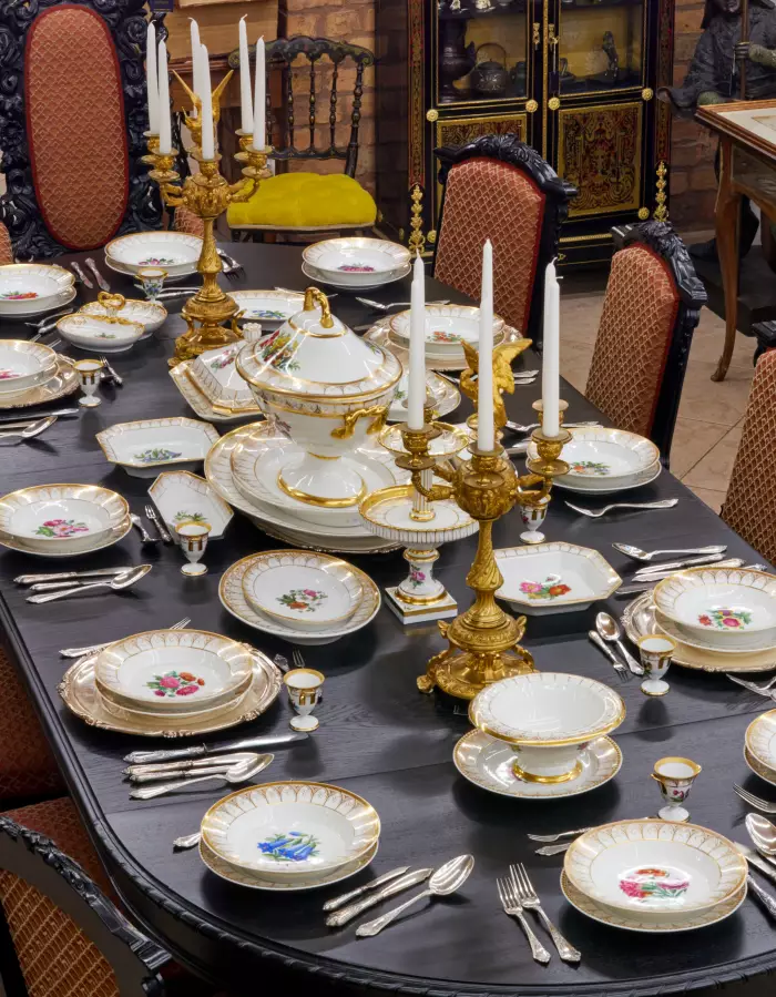 Service en porcelaine allemande KPM. 96 articles. Berlin. Allemagne. Vers 1835. 