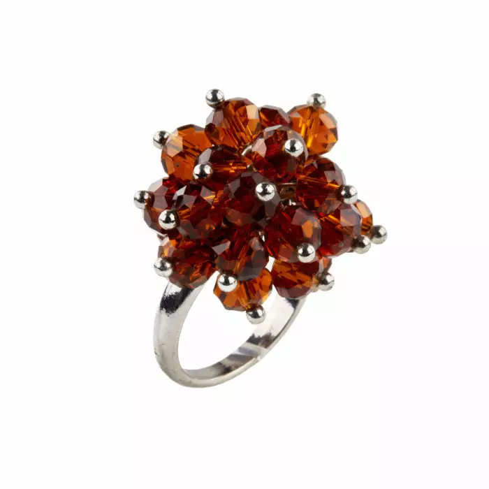 Bague en metal blanc avec perles de verre.