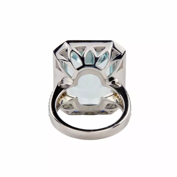 Dames spectaculaires serties d`or blanc avec des aigues-marines, des saphirs et des diamants. 