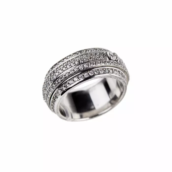 Bague en métal blanc avec strass réalisée d`après le modèle Piaget. 