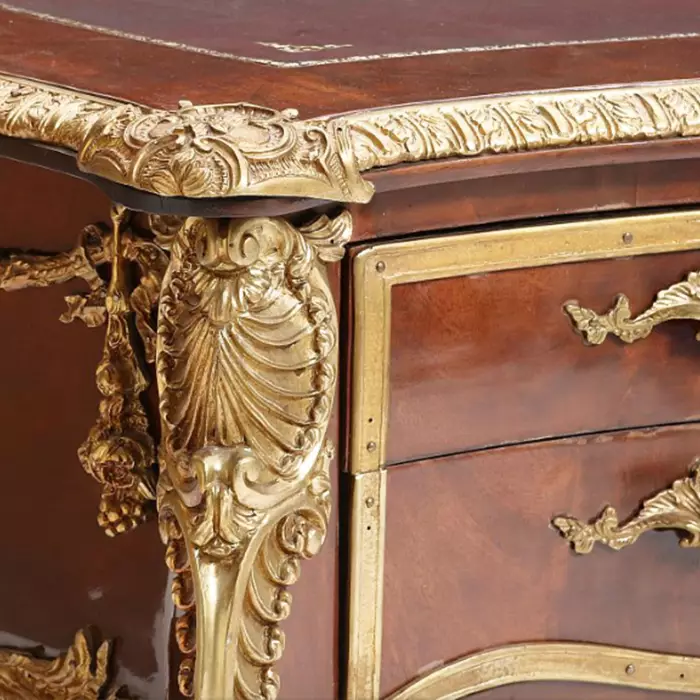 Bureau de style neo-rococo. 