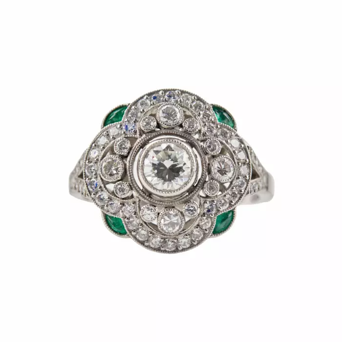 Bague en platine avec diamants et emeraudes, epoque Art Deco. 