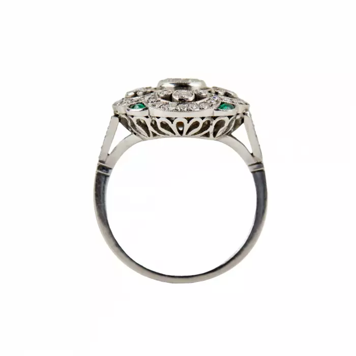 Bague en platine avec diamants et emeraudes, epoque Art Deco. 