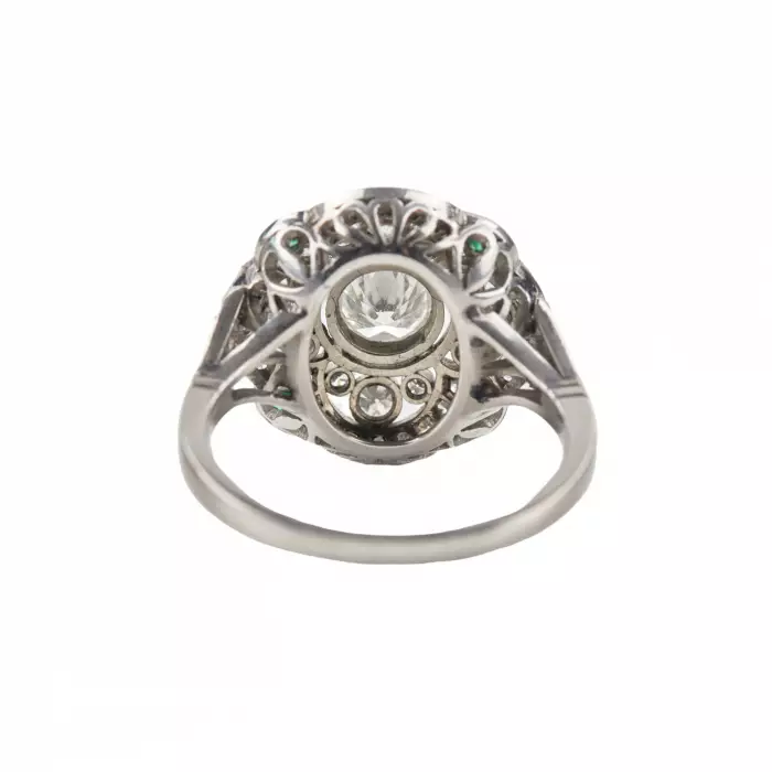 Bague en platine avec diamants et emeraudes, epoque Art Deco. 