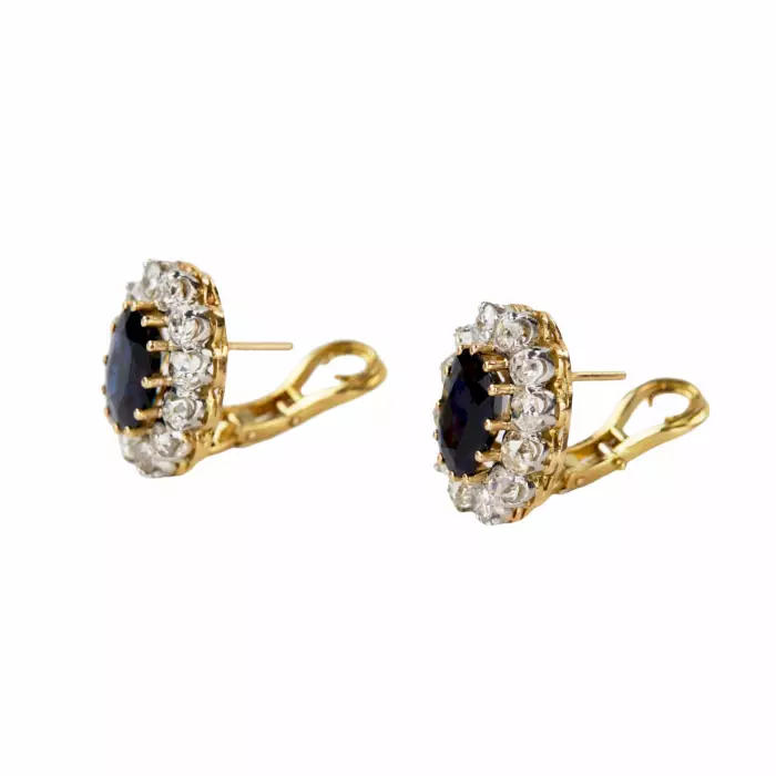 Boucles d`oreilles en or avec saphirs et diamants. 