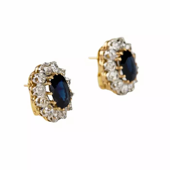 Boucles d`oreilles en or avec saphirs et diamants. 